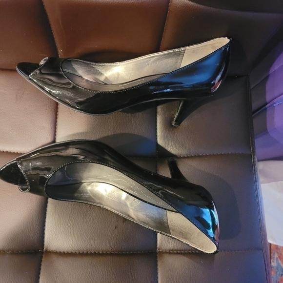 Tahari Patent Leather Peep Toes ♥️ - Picture 3 of 7